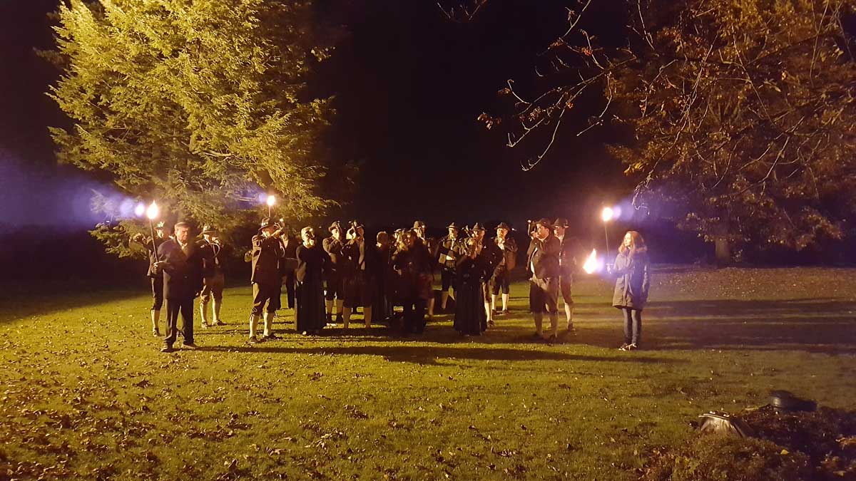 Hubertusmesse - 70. jähriges Bestehen der JägervereinigungDie Jagdhornbläser der Jägervereinigung Schwabmünchen unter Leitung von Hornmeister Bernhard Baur. Umrahmt wurden diese durch Fackelträger der ortsansässigen Revierpächter (Xaver Aurbacher mit Enkelin Anabel, Xaver Schmid und Florian Bock