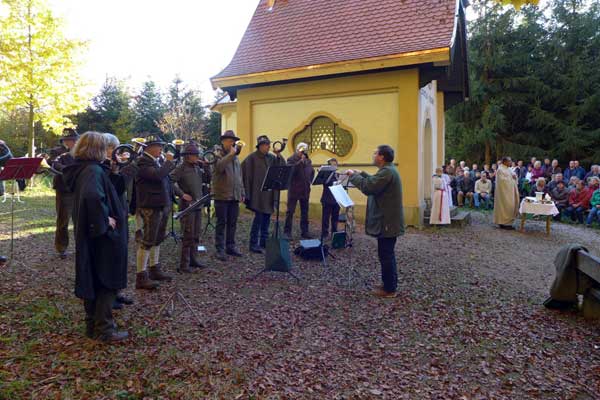 Musikalische Gestaltung der Hubertusmesse an der Hubertuskapelle in Oberschönefeld am 30.10.16 durch die Jagdhornbläsergruppe der Jägervereinigung Schwabmünchen e.V.