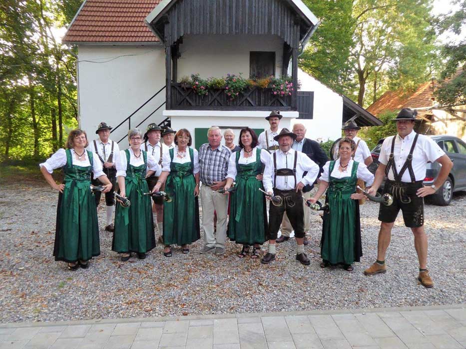 Geburstagsständchen der Jagdhornbläsergruppe anläßlich 70. Geburtstag von Josef Huber
